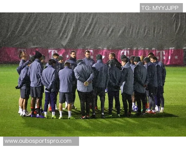 备战欧冠之路拜仁全队合练格纳布里基米希状态回暖